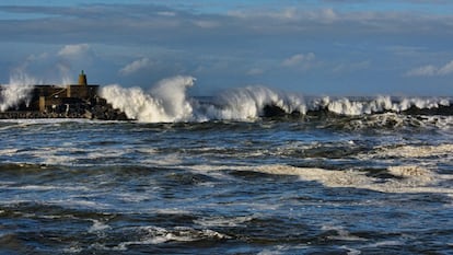 <b>Vista de la costa de Zumaia.</b> La costa de Zumaia, fotografiada desde al carretera en dirección a Zarautz, que fue cortada por las olas que invadían la calzada el pasado 2 de febrero.