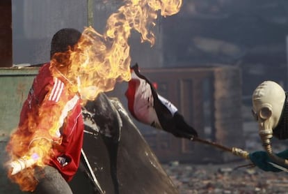 Un manifestante arroja un c&oacute;ctel molotov en El Cairo.