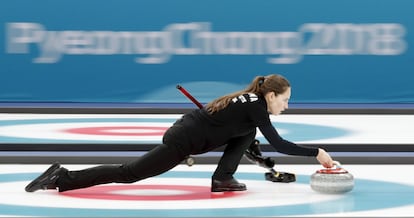 Anastasia Bryzgalova (Rusia), durante la semifinal de curling, el 12 de febrero de 2018. 