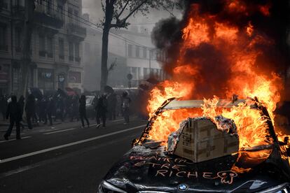 Un coche arde en Lyon durante las manifestaciones del Primero de Mayo. 