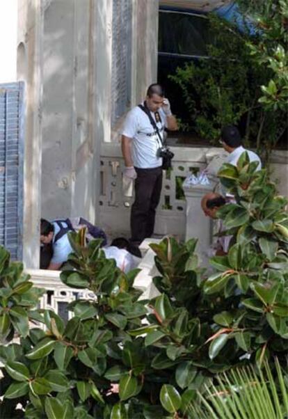 Un grupo de policías recoge muestras del lugar donde ha estallado la cafetera bomba.