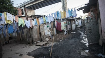 Viela da favela da Paz, comunidade próxima à Arena Corinthians, cujos moradores receberiam uma casa da prefeitura antes do início do Mundial. A previsão agora é que os imóveis só fiquem prontos em 2015.