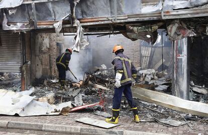 El toque de queda permanecía en vigor hasta las 04.00 del martes, hora local, informó el portavoz de la Policía de Sri Lanka, Ruwan Gunasekara. En la imagen, los bomberos de Sri Lanka apagan un incendio en una tienda después de choques sectarios, este martes, a 45 kilómetros de Colombo (Sri Lanka).