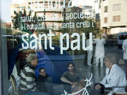 Empleados del hospital Sant Pau durante la primera jornada de encierro del centro.