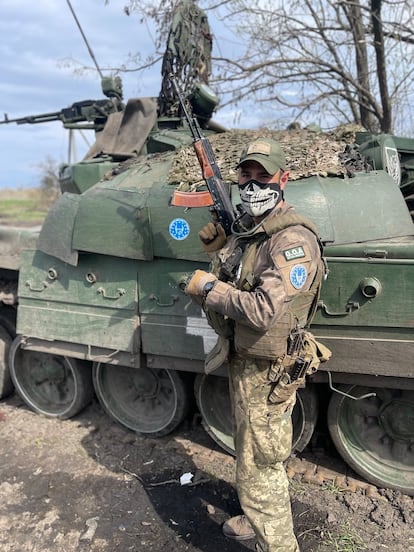 Pastor, en abril frente a un tanque ucranio.