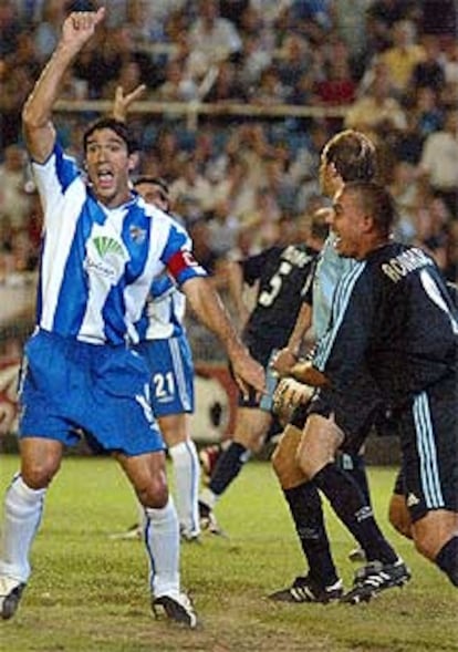 Fernando Sanz protesta al árbitro la posición de Ronaldo en el primer gol del Real Madrid.