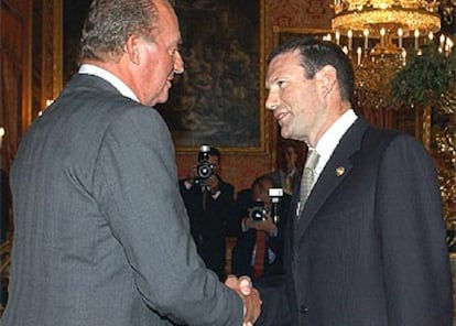 El Rey saluda al <i>lehendakari</i> durante la recepción, celebrada en el Palacio Real.