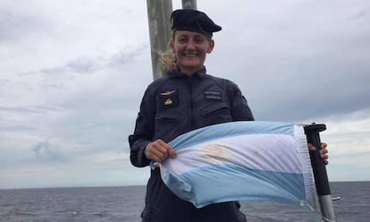 Eliana María Krawczyk con la bandera argentina.