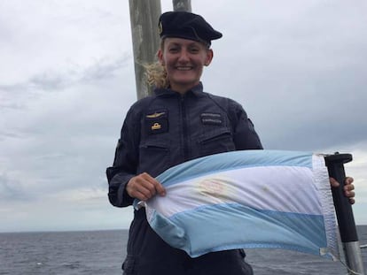 Eliana Mar&iacute;a Krawczyk con la bandera argentina.