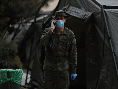Un militar de Ingenieros del Ejército de Tierra participa en la instalación de un hospital de campaña en las inmediaciones del hospital Gregorio Marañón, en Madrid.