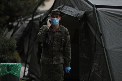 Un militar de Ingenieros del Ejército de Tierra participa en la instalación de un hospital de campaña en las inmediaciones del hospital Gregorio Marañón, en Madrid.