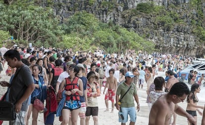 Maya Bay, la isla que han cerrado en Tailandia para recuperar el ecosistema, cuando todavía estaba hasta arriba de turistas.