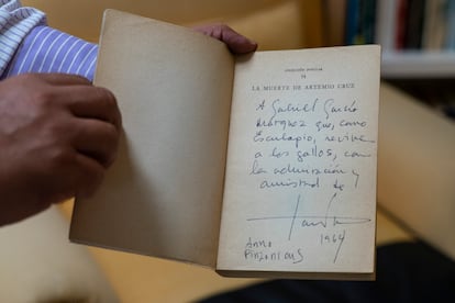 Uma cópia de ‘A Morte de Artemio Cruz’, de Carlos Fontes, dedicada a Gabriel García Márquez, na biblioteca do escritor colombiano na Cidade do México.