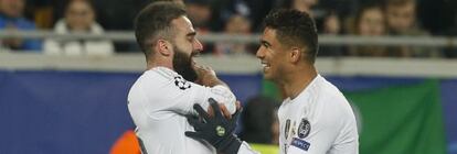 Casemiro felicita a Carvajal por su gol.