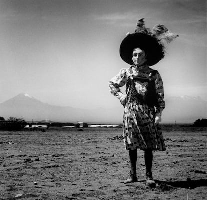 Aunque se inició en el cine, cuando Graciela Iturbide conoció al extraordinario fotógrafo Manuel Álvarez Bravo se inclinó por el arte de la imagen. 'Carnaval'. Tlaxcala. México, 1974.