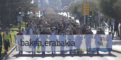 Cabecera de la manifestaci&oacute;n que EH Bildu ha convocado en SanSebasti&aacute;n a favor de la paz y el derecho a decidir.