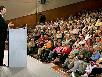 El presidente del PP, Mariano Rajoy, durante su intervención en el acto político de Sevilla.