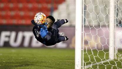 El portero Anthony Silva del equipo Cerro Porteno para un gol frente al equipo Santa Fe durante un partido de la Copa Libertadores, celebrado en Asunción (Paraguay).