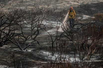 Las labores de los bomberos han continuado hasta la mañana siguiente luego de los incendios. 