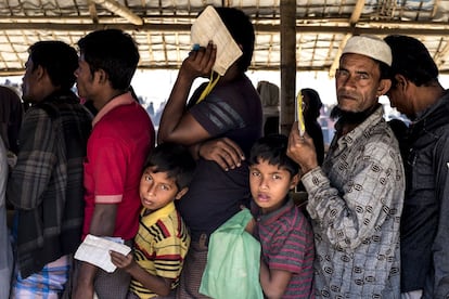 Cola de distribución de alimentos y leña en los campos de refugiados rohingyas en Cox’ s Bazar