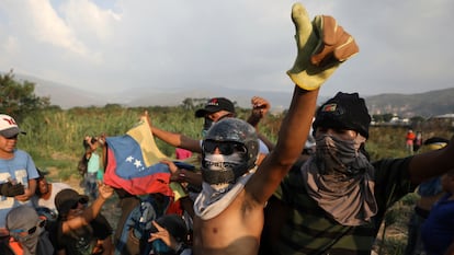 Migrantes venezolanos piden comida y agua para cerca de la frontera con Colombia, en febrero de 2019.