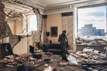 Un soldado ucranio, en el interior de un edificio gubernamental destruido en Járkov, el 13 de marzo.