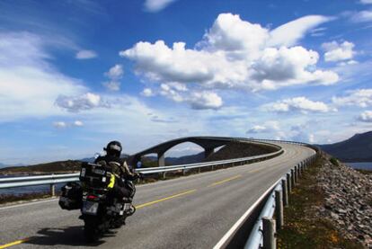 Trazado casi surrealista en los puentes que unen Molde con Kristiansund en la ruta 64; Atlantic Road.