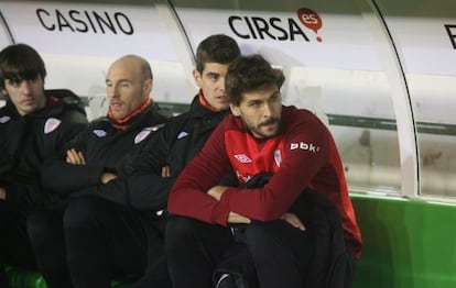 Llorenete sentado en el banquillo del Athletic.