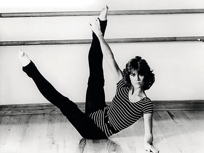 Jane Fonda haciendo gimnasia.