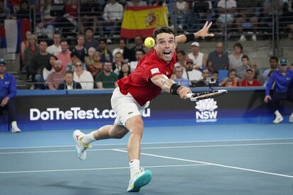 Roberto Bautista llega a una pelota, durante el primer partido de la final frente a Lajovic.