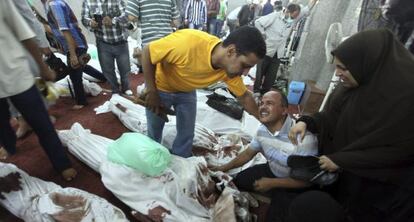 Docenas de cad&aacute;veres en la mezquita Al Iman en El Cairo el 15 de agosto.