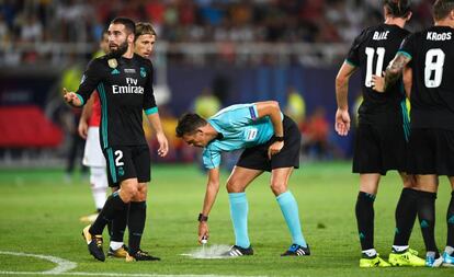 Gianluca Rocchi utiliza o spray durante a Supercopa da Europa.