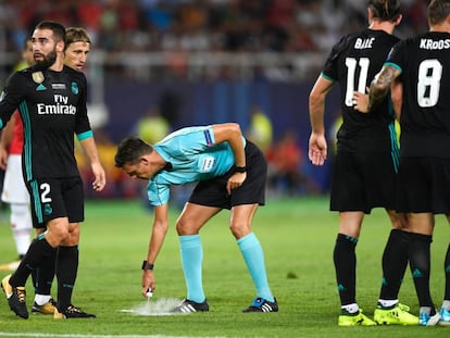 Gianluca Rocchi utiliza o spray durante a Supercopa da Europa.