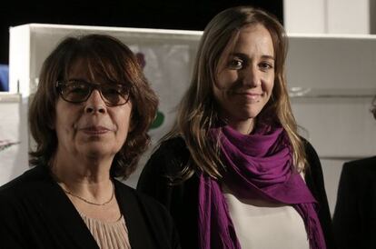 Tania Sánchez e Inés Sabanés, tras un acto en el Centro Cultural Fernando Lázaro de Madrid.