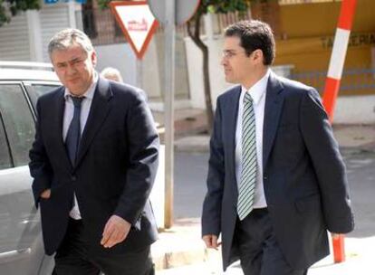 El fiscal Anticorrupción, Juan Carlos López Caballero, y el juez Torres, llegan a los juzgados de Marbella.