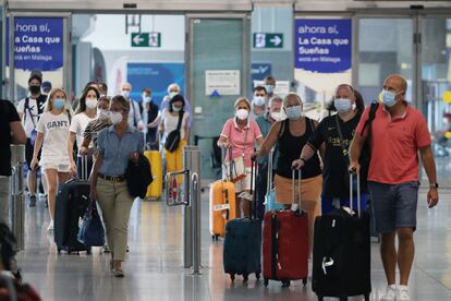 Llegada de turistas para pasar sus vacaciones en la Costa del Sol, el pasado mes de julio en el aeropuerto de Málaga.