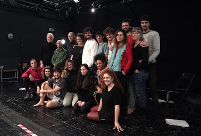 Los actores de la Joven Compañía Nacional de Teatro Clásico posan durante una sesión de trabajo con Lluís Homar, primero por la izquierda de pie.