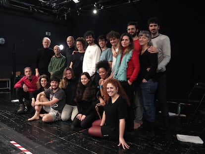 Los actores de la Joven Compañía Nacional de Teatro Clásico posan durante una sesión de trabajo con Lluís Homar, primero por la izquierda de pie.