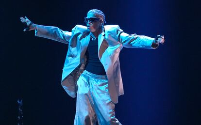 Rauw Alejandro canta durante la ceremonia de los Grammy Latinos.