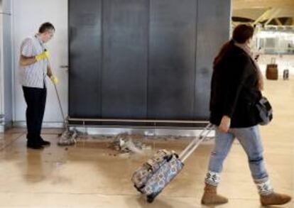 Un empleado de la contrata de la limpieza de Eulen trabaja en la Terminal 4 (T4) del aeropuerto de Barajas. EFE/Archivo