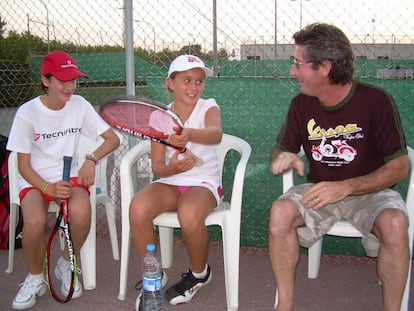 Badosa (centro), durante un entrenamiento de su etapa como infantil.