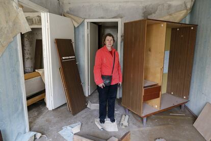Valentina Iermakova, de 64 anys, en una de les habitacions de casa seva 30 anys després de l'accident, a la ciutat ucraïnesa abandonada de Prípiat.