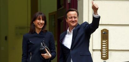 Cameron celebra la victoria de los tories junto a su esposa.