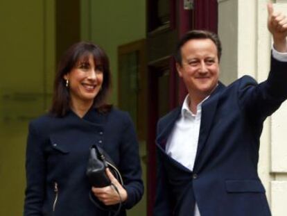 Cameron celebra la victoria de los tories junto a su esposa.