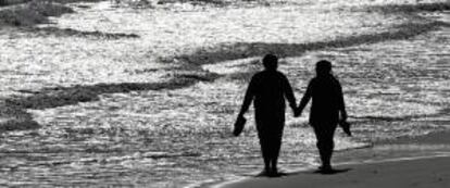 Una pareja pasea por una playa española. EFE/Archivo