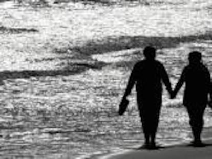 Una pareja pasea por una playa española. EFE/Archivo