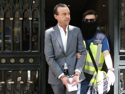 Jos&eacute; Luis Aneri sale detenido de su casa despu&eacute;s de cuatro horas de registros.