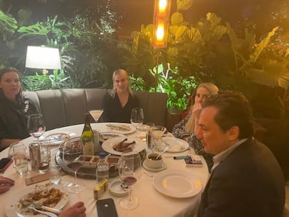 Emilio Lozoya, durante una cena en un lujoso restaurante de Ciudad de México.