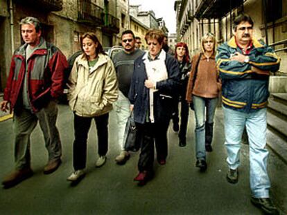 Miembros del comité de empresa de Lear tras recibir ayer en Cervera el expediente de regulación de empleo.