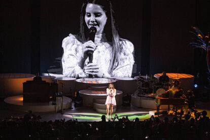 La cantante Lana del Rey, que se vio envuelta en una polémica por el parecido entre su tema ‘Get free’ y el clásico ‘Creep’ de Radiohead, durante un concierto en California en 2019.